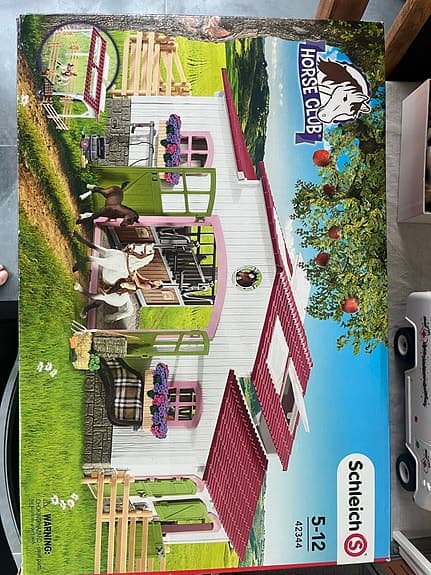 Schleich Horse Club hästgård med stall och hästar