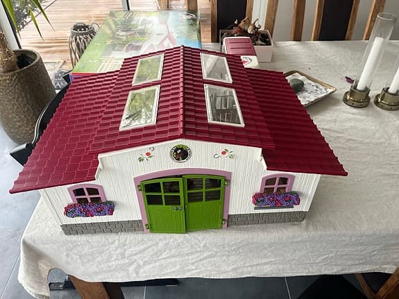 Schleich Horse Club hästgård med stall och hästar