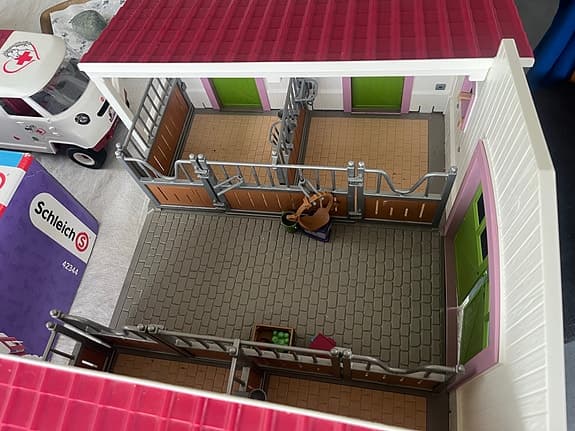 Schleich Horse Club hästgård med stall och hästar