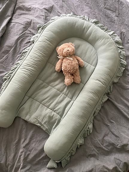 Salviagrönt babynest med volang