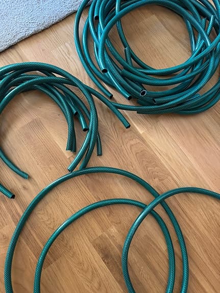 Grön trädgårdsslang med mönstrad yta