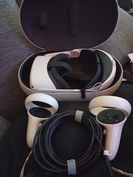 Oculus VR-headset med handkontroller och fodral