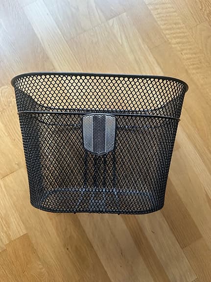 Cykelkorg i svart metall