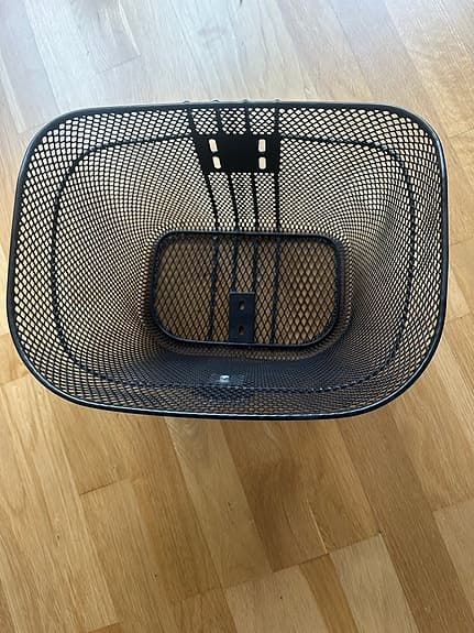 Cykelkorg i svart metall