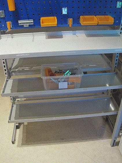 Plåtväggar med hyllor