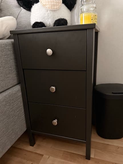 Mio svart byrå med 3 lådor i mycket fint skick