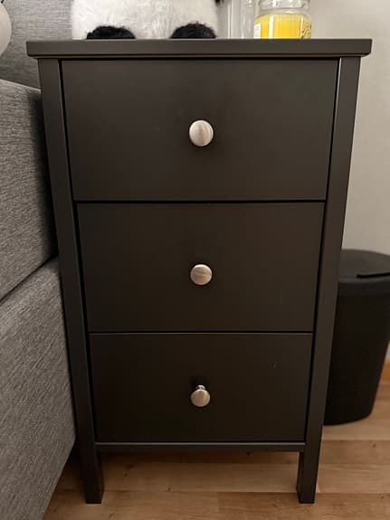 Mio svart byrå med 3 lådor i mycket fint skick