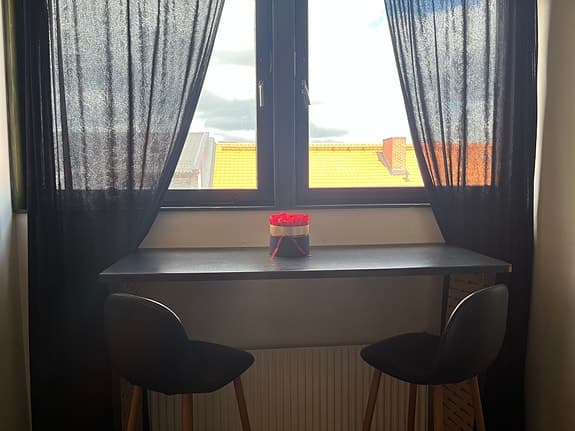 Modernt barbord med 2 stilrena stolar – perfekt för kök eller liten matplats