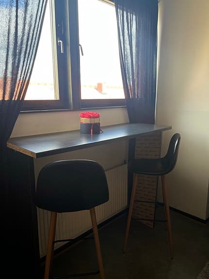 Modernt barbord med 2 stilrena stolar – perfekt för kök eller liten matplats