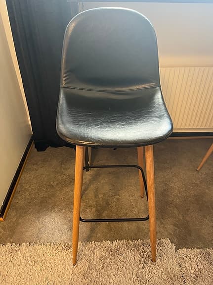Modernt barbord med 2 stilrena stolar – perfekt för kök eller liten matplats