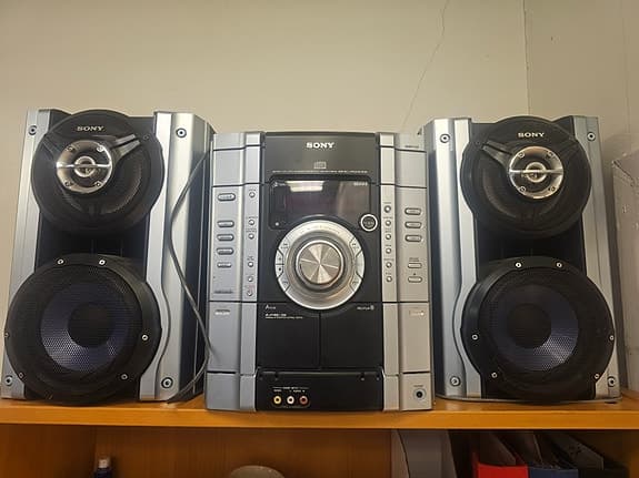 Sony Mini Hi-Fi Komponentsystem MHC-RG333 med 3-skivors.