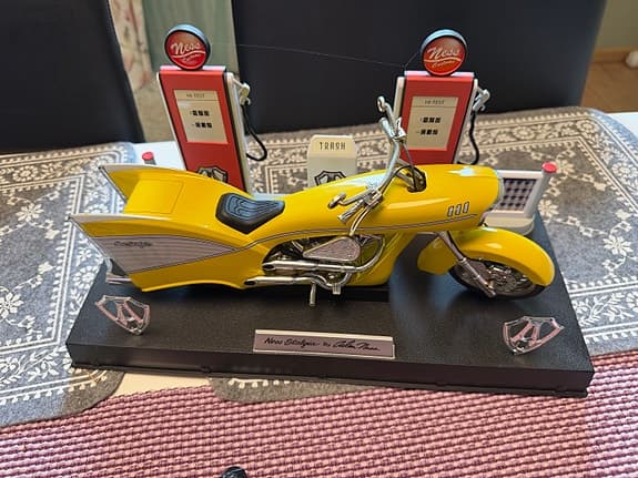Samling modellmotorcyklar och cyklar i metall