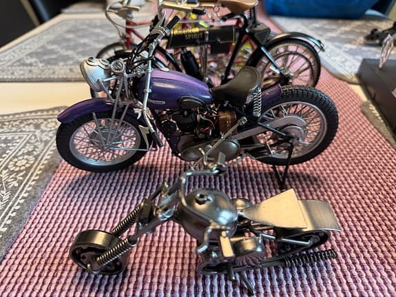 Samling modellmotorcyklar och cyklar i metall