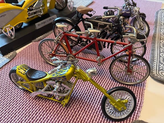 Samling modellmotorcyklar och cyklar i metall