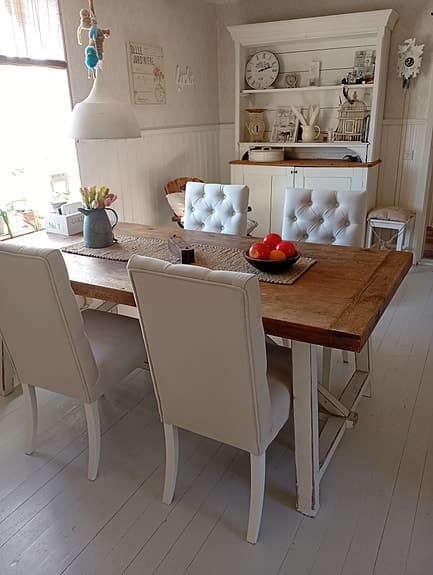 Vackra off- white matbords stolar
