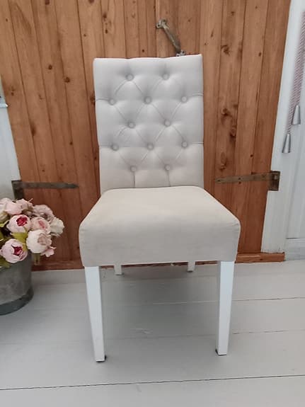 Vackra off- white matbords stolar