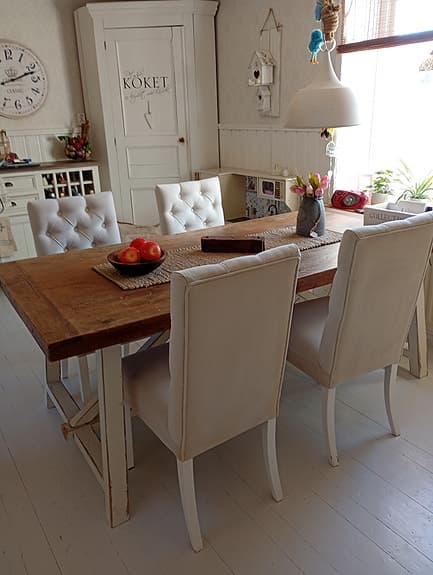 Vackra off- white matbords stolar