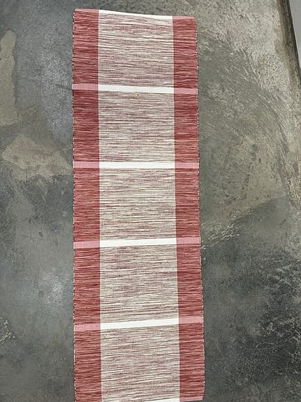 Löpare och matchande bordstabletter i rosa/vitt