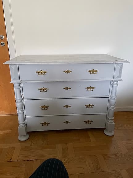 Äldre stabil och fin byrå