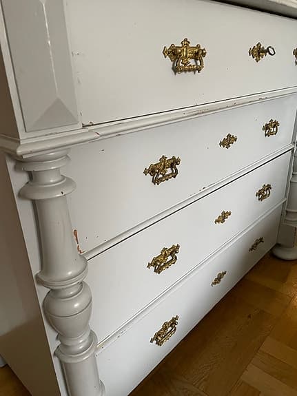 Äldre stabil och fin byrå