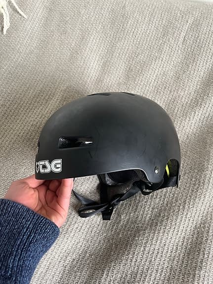TSG hjälm svart