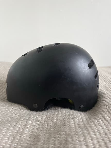 TSG hjälm svart