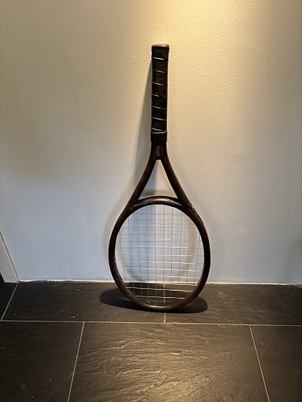 Artwood - Tennisracket i mörkt trä (prydnad)