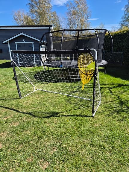 Fotbollsmål i metall med nät