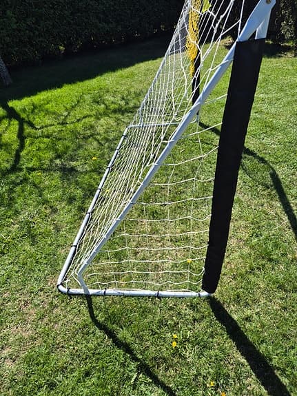 Fotbollsmål i metall med nät