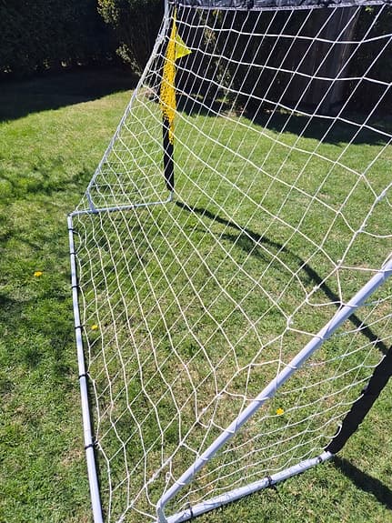 Fotbollsmål i metall med nät