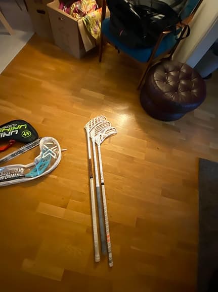 Innebandyklubbor med vita blad en signerad