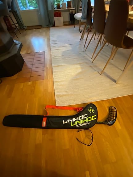 PRO light innebandy klubba med zorroblad, röda unihoc glasögon och club övade