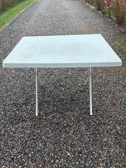 Vitt fyrkantigt fällbart bord