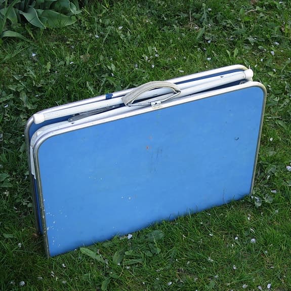 Campingset Origo med bord med blå skiva och fyra stolar med rött tyg, bärhandtag