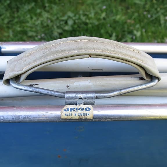 Campingset Origo med bord med blå skiva och fyra stolar med rött tyg, bärhandtag
