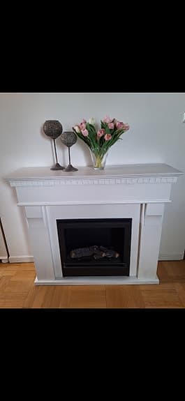 Vit eldstad / dekorationskamin i klassisk stil