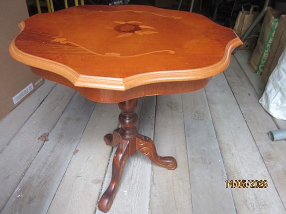 Runt träbord oregelbunden form med 3 ben och intarsiamönster mahogny?