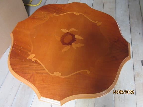 Runt träbord oregelbunden form med 3 ben och intarsiamönster mahogny?