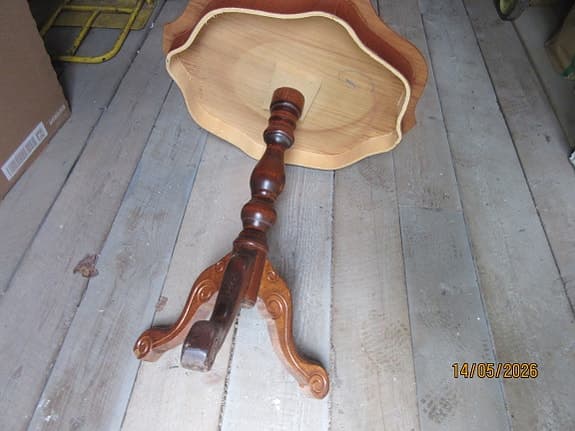 Runt träbord oregelbunden form med 3 ben och intarsiamönster mahogny?