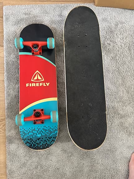 Firefly skateboards med hjälmar och skydd