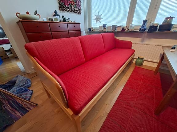 Carl Malmsten soffa "GUSTAVUS" röd tygklädsel trästomme