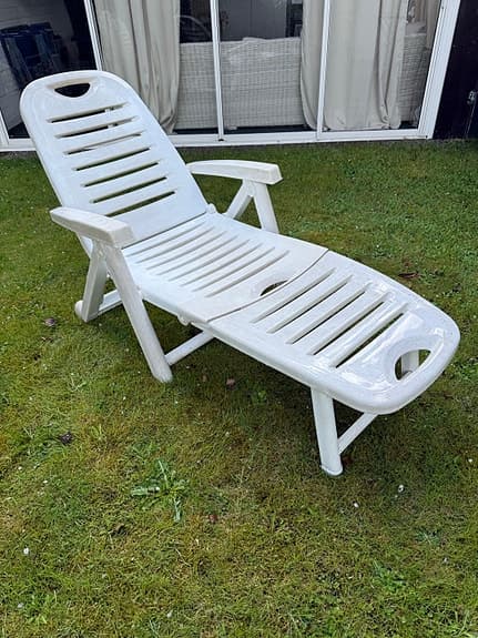 2 st Vita solsängar med nya dynor.