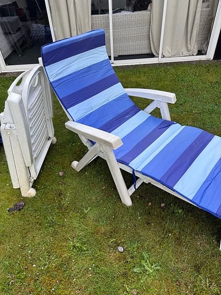 2 st Vita solsängar med nya dynor.