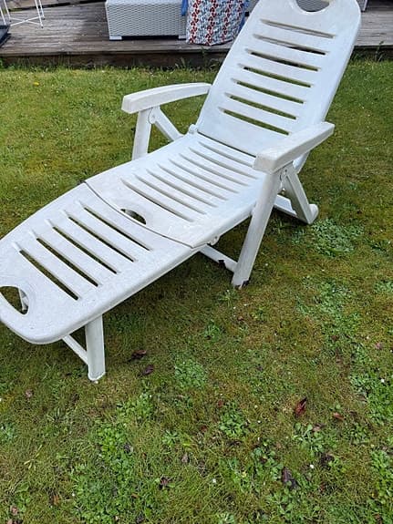 2 st Vita solsängar med nya dynor.