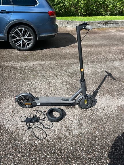 Elsparkcykel grå med lås och extra däck