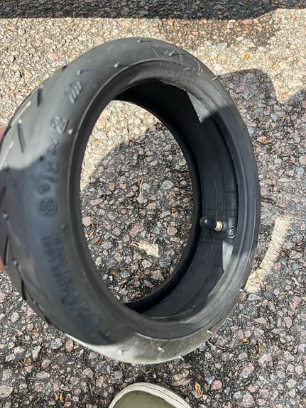 Elsparkcykel grå med lås och extra däck
