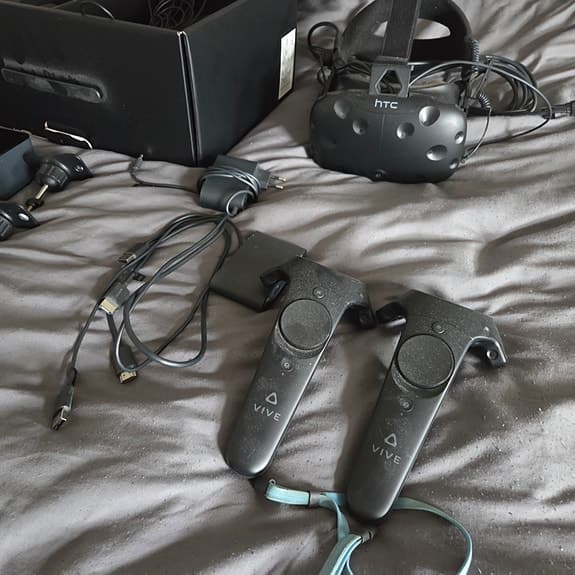 HTC Vive VR-headset med kontroller och sensorer