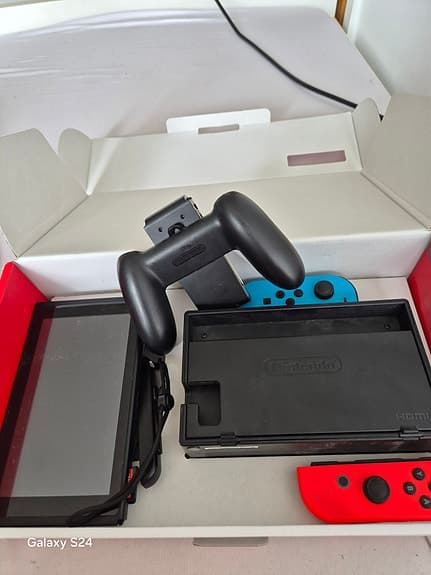 Nintendo Switch spelkonsol med blå och röd Joy-Con