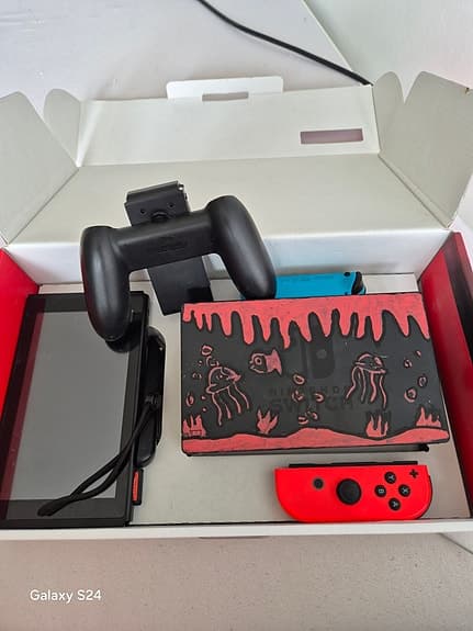 Nintendo Switch spelkonsol med blå och röd Joy-Con