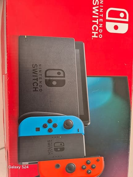 Nintendo Switch spelkonsol med blå och röd Joy-Con